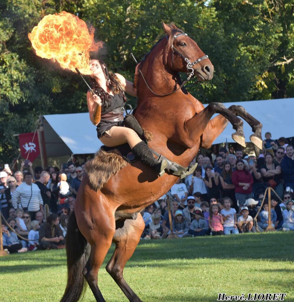 KELLY ARMITANO CRACHANT DU FEU EN CABRANT A CHEVAL